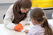 Blutzucker, Blutgruppe, Blutdruck: Dazu gab es Fragen bei der Kinderrallye im Institut für Pharmazie