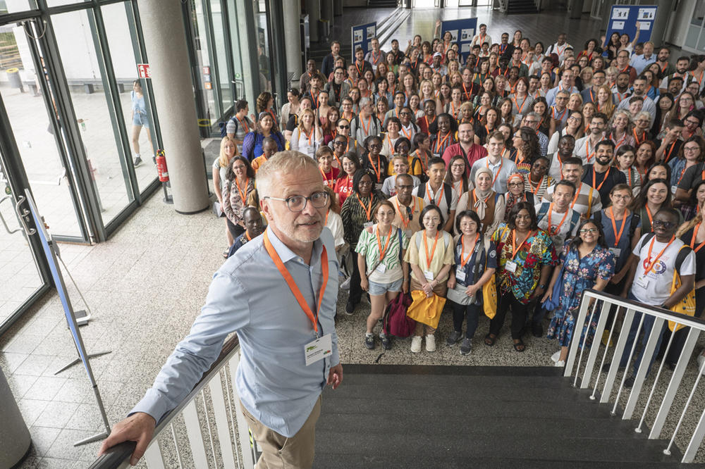 ... diesmal mit 175 Gästen aus 53 Ländern. Vorn: Dr. Herbert Grieshop, Leiter der Abteilung Internationales der Freien Universität Berlin.
