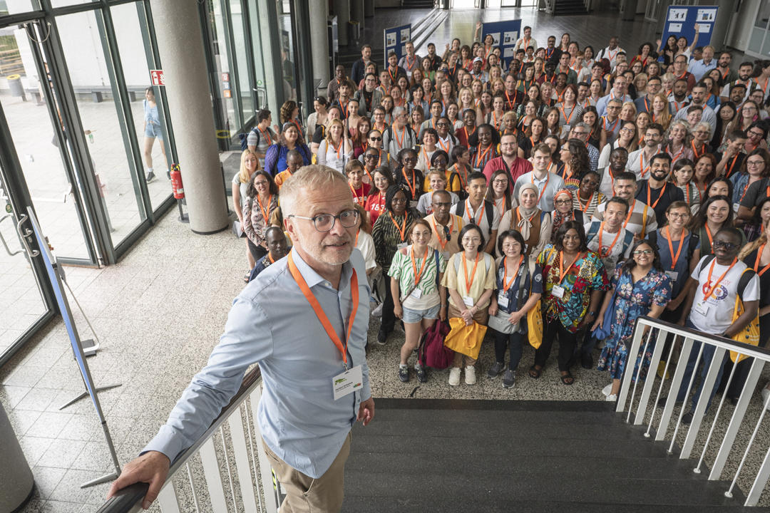 ... diesmal mit 175 Gästen aus 53 Ländern. Vorn: Dr. Herbert Grieshop, Leiter der Abteilung Internationales der Freien Universität Berlin.