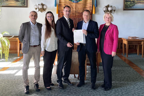 Zur 150-Jahr-Feier überreichte T. Stüdemann dem Rektor der Universität Tscherniwzi ein Glückwunschschreiben vom Präsidenten der Freien Universität Berlin. V.l.: S. Lukaniuk, J. Kobzar, T. Stüdemann, Rektor R. Biloskurskyi, Vize-Rektorin I. Osovska