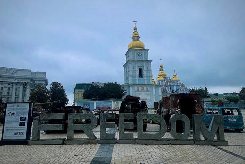Ausstellung zerstörter Fahrzeuge vor dem St. Michaelskloster in Kyjiw