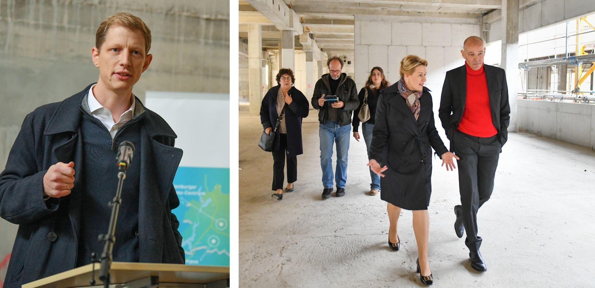 Links spricht ein Mann an einem Rednerpult mit Mikrofon in einem Rohbau. Rechts läuft eine Gruppe von sechs Personen durch das Gebäude, zwei von ihnen im Gespräch vorneweg.