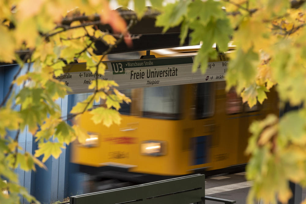 Die Freie Universität ist eine Uni der öffentlichen Verkehrsmittel. Die meisten Studierenden und Beschäftigten kommen mit Bus und Bahn zum Campus.