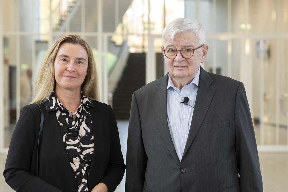 Federica Mogherini und Joschka Fischer am 7. November 2025 im Foyer des Henry-Ford-Baus der Freien Universität Berlin. Die Politikerin und der Politiker hielten die erste Europaeum Annual Lecture.
