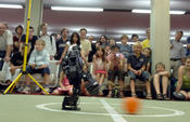 Die LNDW wurde immer beliebter, die Fußball-Roboter wurden immer größer.