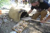 Wie wurde früher im Lehmofen Brot gebacken? Wissenschaftler*innen der Prähistorischen Archäologie zeigen es zum Beispiel bei der LN im Jahr 2012.