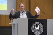 Der ehemalige Regierende Bürgermeister Michael Müller begrüßte das Publikum im Henry-Ford-Bau: 2017 wurde die Lange Nacht der Wissenschaften in Berlin offiziell an der Freien Universität Berlin eröffnet.