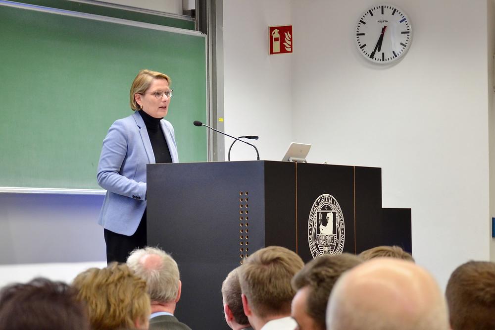 Bundesministerin Stefanie Hubig will den Rechtsstaat vor der AfD schützen, etwa die Wahl von Richtern und Schöffen.