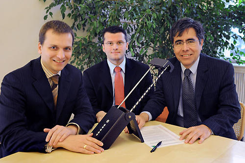 Mit dem mobilen Lesegerät für Blinde haben Oliver Tenchio (links), Cüneyt Goetekin (mitte) und Prof. Raul Rojas (rechts) den „Transferpreis WissensWerte“ 2008" gewonnen