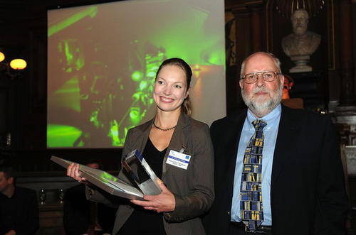Die Physikerin Anne Julia Stähler erhält Klaus-Tschira-Preis für verständliche Wissenschaft 2008. Rechts im Bild der Namensgeber des Preises Dr. h.c. Klaus Tschira.