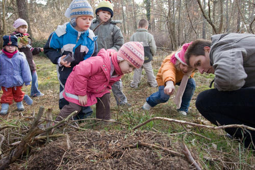 Kinder aus der Kita "Rappelkiste" in Wünsdorf beim Waldspaziergang