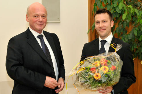 Prof. Dr. Kurt Kutzler, Präsident der Technischen Universität Berlin (links) und Dr. Markus Meßling von der Freien Universität, der für seine Promotion "Pariser Orientlektüren" den Tiburtius-Preis erhalten hat