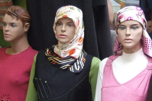 Kopfbedeckung und Symbol: Religiöse Überzeugung? Unterdrückung der Frau? Abgrenzung zur westlichen Gesellschaft?