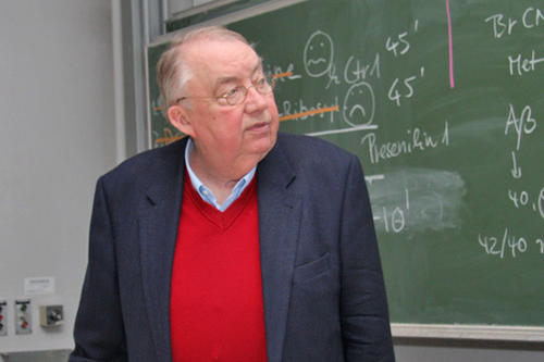 Professor Volker A. Erdmann forscht seit geraumer Zeit am Institut für Chemie und Biochemie über RNA-Moleküle