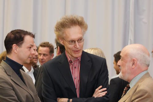 Bild: Professor Stefan Koelsch (Gastwissenschaftler, links), Professor Winfried Menninghaus (Sprecher des Exzellenzlusters Languages of Emotion, Mitte), Professor Chris Frith (University College London, rechts)