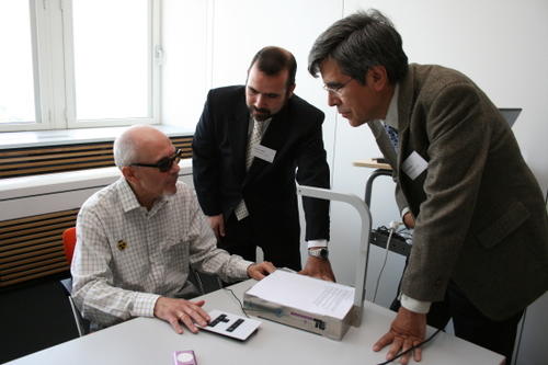Sieht nur aus wie eine Tischlampe: InformA wandelt alle Textdateien in Audiodateien um. Rechts im Bild: Informatik-Professor Raúl Rojas.