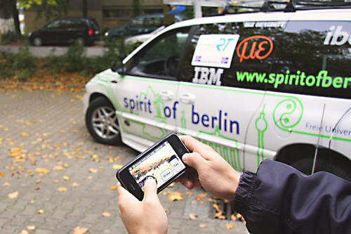 Informatikprofessor Raúl Rojas von der Freien Universität hat mit seinem Forscherteam einen Pkw entwickelt, den man führerlos über ein iPhone navigieren kann