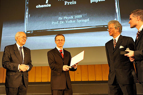 Bei der Preisverleihung: Kurt Hammer, Vorstandsmitglied der Otto-Klung-Stiftung an der Freien Universität, Preisträger Volker Springel, Lothar Wilhelmy, Vorstand der Dr. Wilhemly-Stiftung, und Stephan Brandt, Vorstand der Weberbank