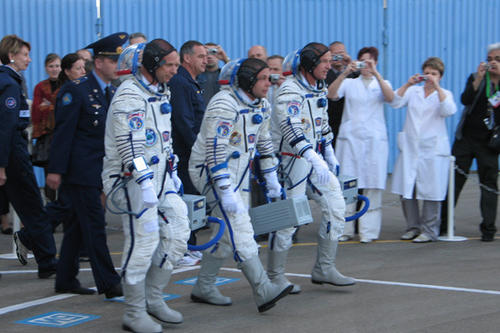 Die drei Besatzungsmitglieder vor dem Raketenstart in Baikonur (Kasachstan): Guy Laliberté, Maxim Suraev und  Jeffrey N. Williams