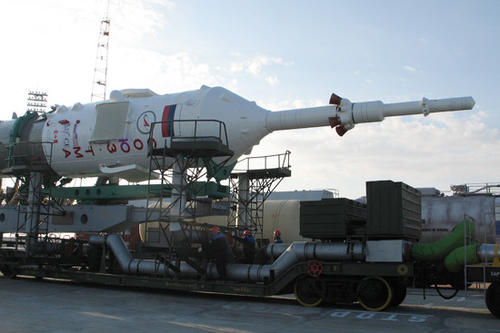 Die russische Sojuz-Rakete wird in Baikonur (Kasachstan) zu ihrem Startplatz mit einem Zug transportiert