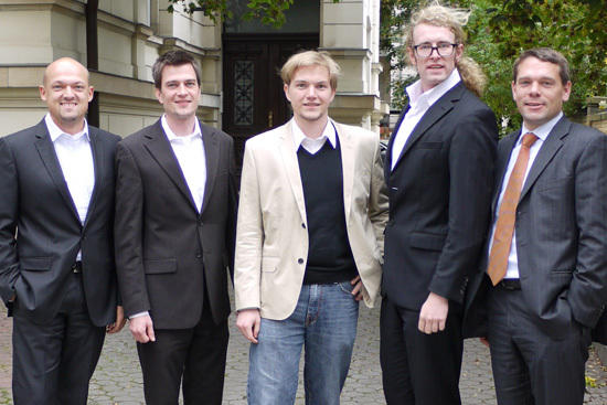 Felix Hofmann (2.v.l.), Lukas Rieder (Mitte) und Martin Fröhlich (2.v.r.) mit ihren neuen Investoren von der Leipziger CFH Beteiligungsgesellschaft