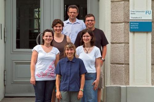 von unten nach oben und von links nach rechts: Dr. Denise Kotttwitz, Dorothea Heinrich, Claudia Kieper, Dr. Lisa-Marie Münter, Dr. Hans-Markus Wenzel, Prof. Dr. Gerd Multhaup