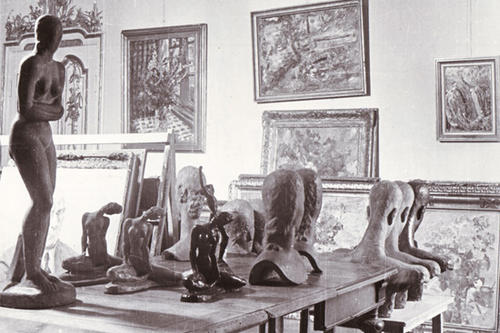 Blick in das Depot im Schloss Schönhausen mit Werken von Wilhelm Lehmbruck und Lovis Corinth, um 1938/39, Berlin