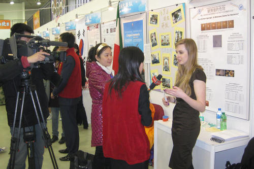 Janina Bach präsentierte ihre Forschungsergebnisse anlässlich des Pekinger Wissenschaftsfestivals „Beijing Youth Science Creative Competition“