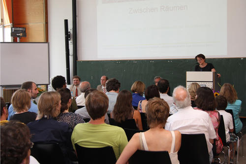 Professorin Marianne Braig, Sprecherin des Internationalen Graduiertenkollegs, begrüßte die Gäste des Festakts