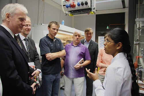 Die Doktorandin Suguna Perumal (rechts) untersucht „multivalente Wechselwirkungen von Molekülen mit metallischen Nanopartikeln"