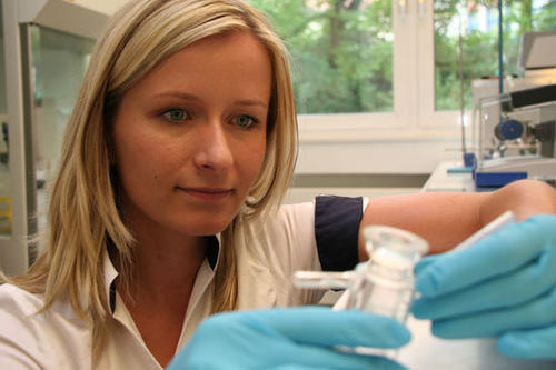 Die Pharmazeutin Sarah Küchler forscht zur Funktion von Nanopartikeln als Trägersysteme von Kosmetika