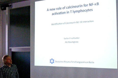 Stefan Frischbutter vom Deutschen Rheumaforschungszentrum präsentiert seine Ergebnisse.