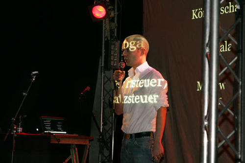 Maximilian Held stellt das Thema seiner Masterarbeit vor: die Idee einer progressiven Umsatzsteuer