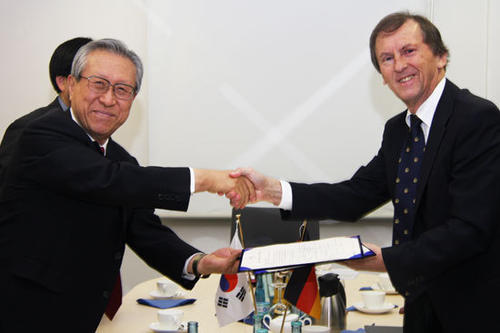 Professor Jung Bae Kim (l.), Präsident der Academy of Korean Studies und Professor Werner Väth (r.), Vizepräsident der Freien Universität