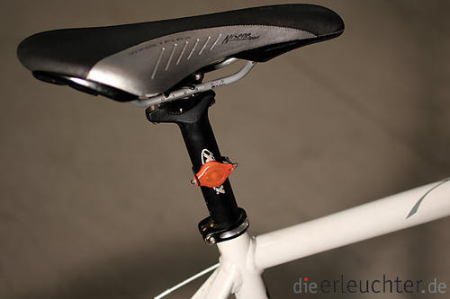 Praktische, leicht wieder abnehmbare Fahrradbeleuchtung wollen <i>Die Erleuchter</i> auf Berlins Radwegen etablieren.