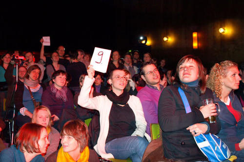 Das Publikum vergibt Punkte und wählt so den Sieger des Science Slam aus