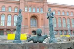Bei der Grabung vor dem Roten Rathaus entdeckt: Skulpturen von Gustav Heinrich Wolff (stehende Gewandfigur, links); Naum Slutzky (weibliche Büste, Mitte) und ein unidentifiziertes Werk