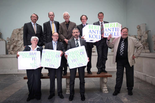 Forscher des Berliner Antike-Kollegs, der Berliner Bildungssenator Jürgen Zöllner (Mitte oben) und der Präsident der Freien Universität Berlin Peter-André Alt (2. v. l. oben) eröffnen das Berliner Antike-Kolleg am 10. Mai 2011.