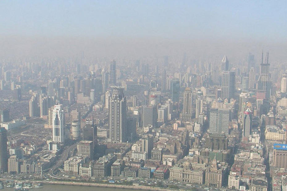 Die Luft- und Wasserverschmutzung gehört in China zu den größten Umweltproblemen. In vielen Städten gibt es Smog, wie hier in Schanghai.