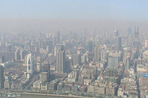 Die Luft- und Wasserverschmutzung gehört in China zu den größten Umweltproblemen. In vielen Städten gibt es Smog, wie hier in Schanghai.