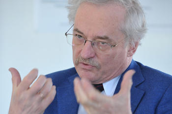 Prof. Dr. Martin Jänicke ist Gründungsdirektor des Forschungszentrums für Umweltpolitik der Freien Universität Berlin. Er ist eines von sechs Mitgliedern der international besetzten Umweltkommission zur Beratung der chinesischen Regierung.