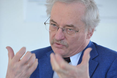Prof. Dr. Martin Jänicke ist Gründungsdirektor des Forschungszentrums für Umweltpolitik der Freien Universität Berlin. Er ist eines von sechs Mitgliedern der international besetzten Umweltkommission zur Beratung der chinesischen Regierung.
