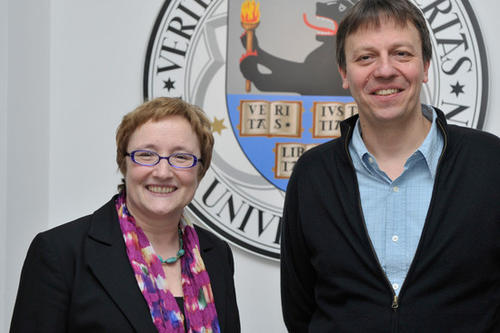 Freuen sich über den Erfolg ihres Antrags: Prof. Dr. Verena Blechinger-Talcott von der Japanologie und Prof. Dr. Klaus Mühlhahn, Sinologe am Ostasiatischen Seminar der Freien Universität