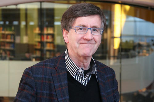 Geert Booij ist Linguistik-Professor an der niederländischen Universität Leiden. Er hat grundlegende Arbeiten zur Morphologie und Phonologie verfasst, etwa „The Morphology of Dutch“ oder „Construction Morphology“.
