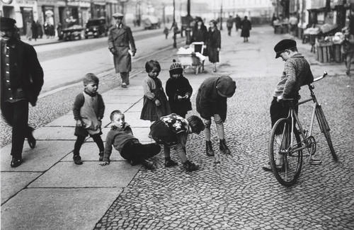 »Kein Spielplatz« - Großstadtkinder im Berliner Scheunenviertel,1929