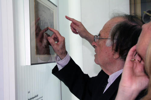 Spurensuche: Der 84-jährige Eli Rosenberg, Großonkel von Noaam und Ohad. Rosenberg lebt heute in Tel Aviv. Der promovierte Geologe und Urenkel von Malka und Chaim Kahan hat die ersten vier Lebensjahre in Berlin verbracht.