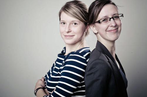 Anne Bettina Nonnaß und Anna-Christina Laich sind "PenUniPapers": Das Team entwickelte einen Automaten, über den sich Studierende mit dem Notwendigen für den Unialltag versorgen können: Textmarker, Ohropax, Karteikarten oder Traubenzucker.