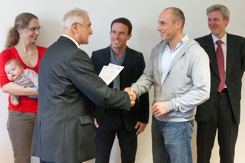 Kanzler Peter Lange gratuliert den Gewinnern: Prof. Stephanie Reich (mit Baby), Thomas Strassburg, Stefan Arndt. Christof Schaffrannek (r.) berät Gründerteams und hat als Juror am internen Businessplan-Wettbewerb mitgewirkt.