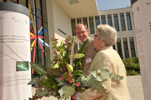 Universitätspräsident P.-A. Alt und Bundesbildungsministerin A. Schavan zeigten sich erfreut über den großen Erfolg des Deutsch-Russischen Wissenschaftsjahres.