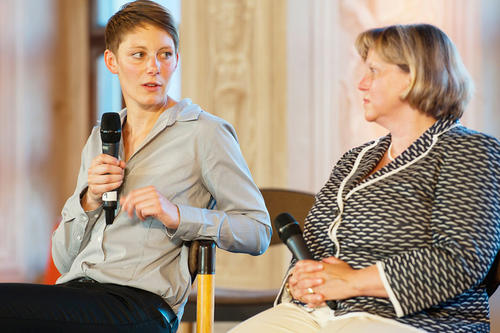 Michaela Brosig (links) beim Podiumsgespräch mit Professorin Sabine Doering-Manteuffel, Präsidentin der Universität Augsburg.